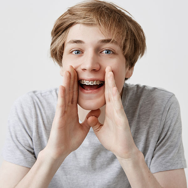 Teen mit Zahnspange | KFO Unterhaching